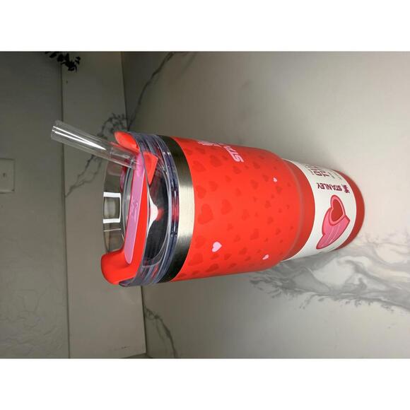 Stanley 20oz H2.0 Flowstate Quencher Tumbler - Ruby Hearts - Picture 2 of 6